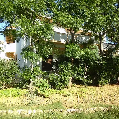Apartments Kresimir Beauty With Shadow Trees And Parking Place Pag Town Habitación foto