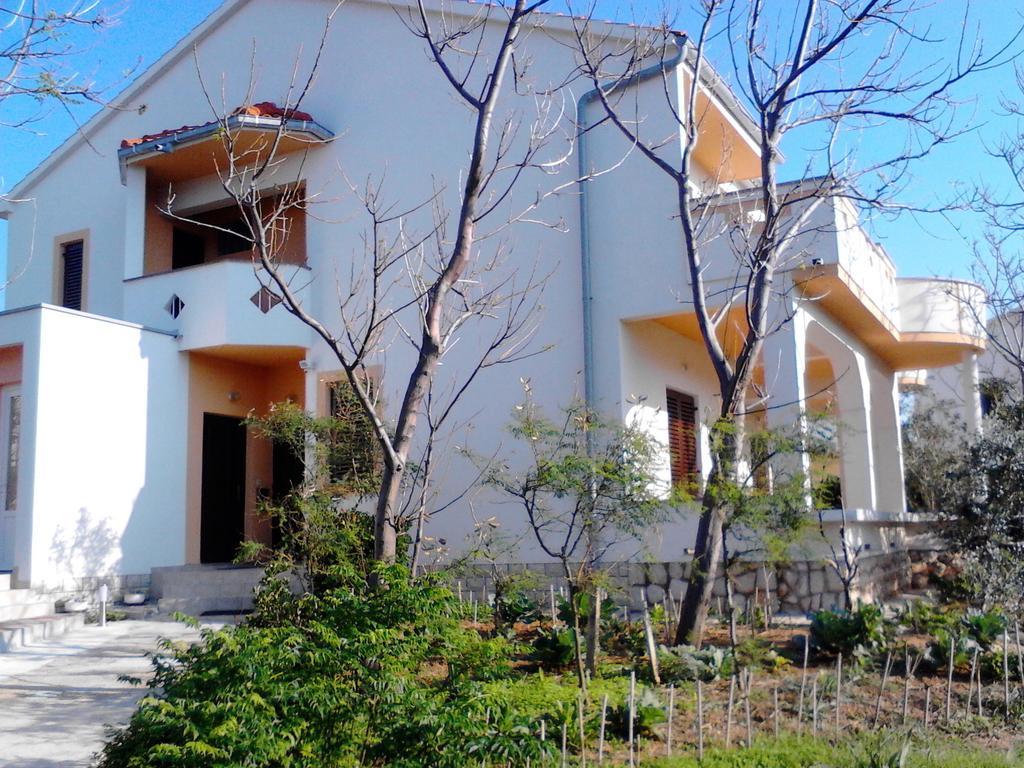 Kresimir Beauty With Shadow Trees And Parking Place Apartment Pag Town