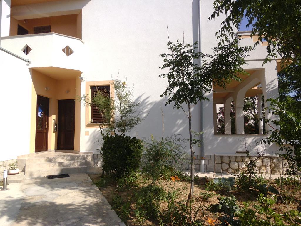 Kresimir Beauty With Shadow Trees And Parking Place Apartment