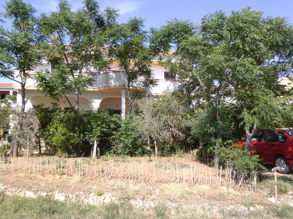 Kresimir Beauty With Shadow Trees And Parking Place Apartment Pag Town