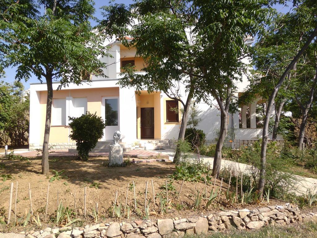 Apartment Kresimir Beauty With Shadow Trees And Parking Place Pag Town