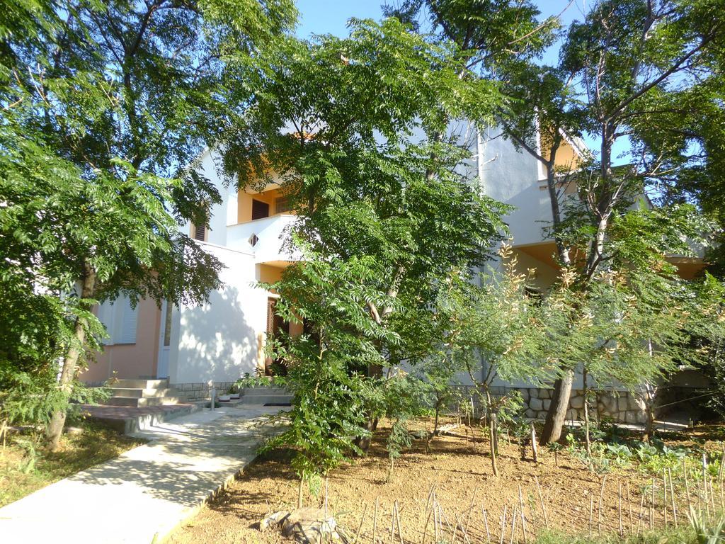 Kresimir Beauty With Shadow Trees And Parking Place Apartment Pag Town