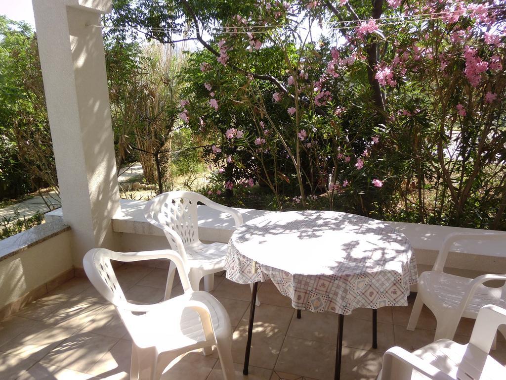 Kresimir Beauty With Shadow Trees And Parking Place Apartment Pag Town